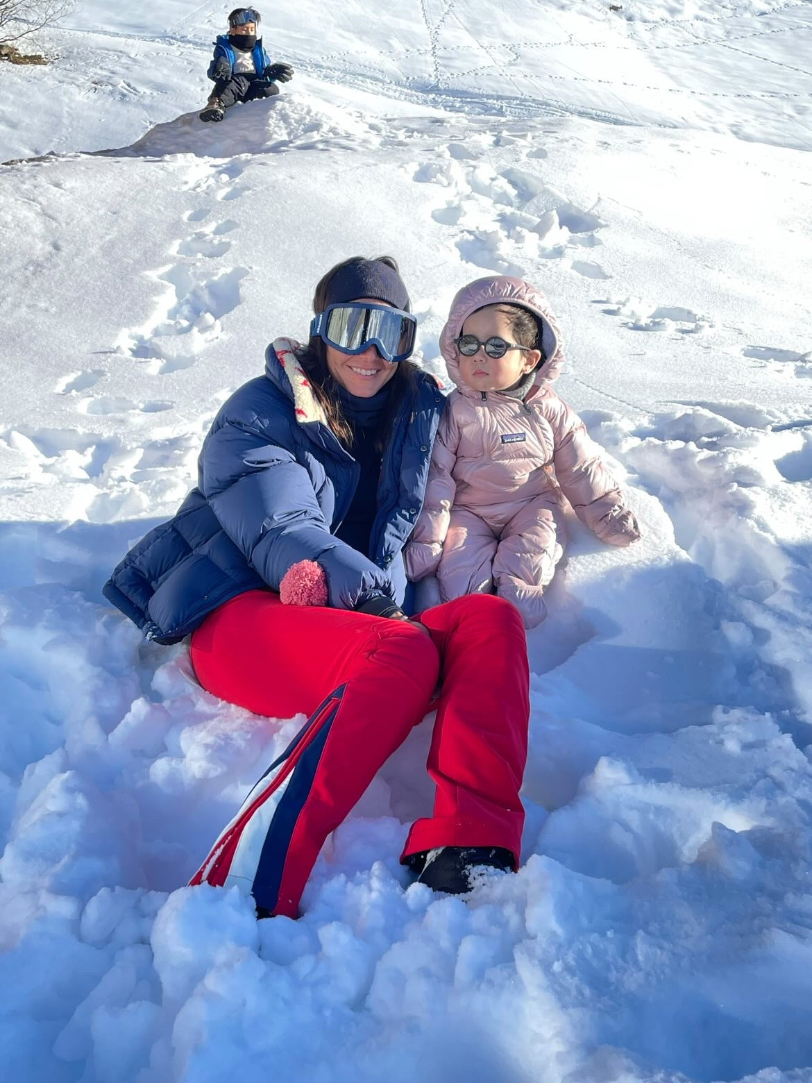 Famille en tenues de ski premium à la montagne
