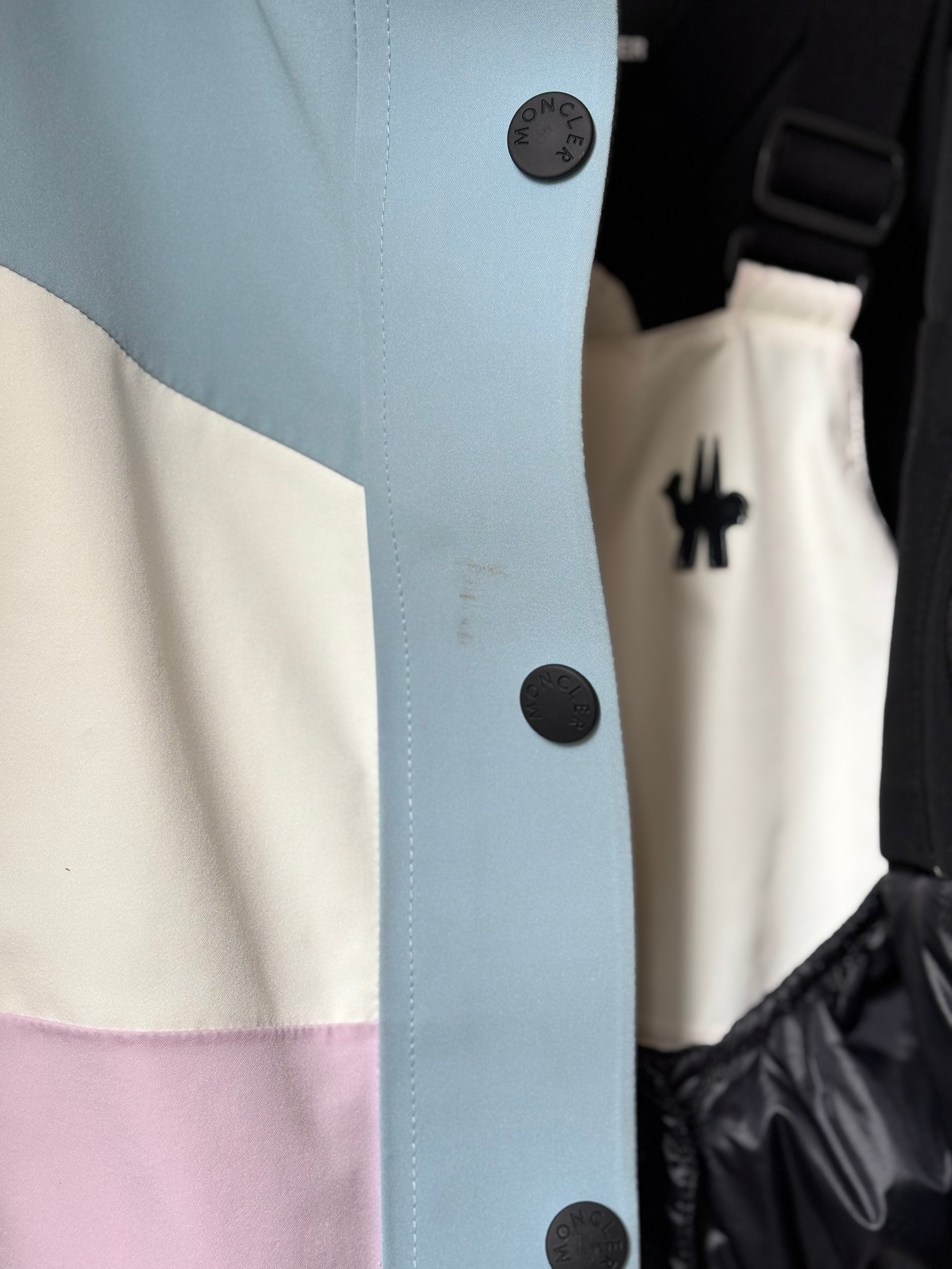 Tenue de ski Moncler blanche, bleu et parme, 6 ans