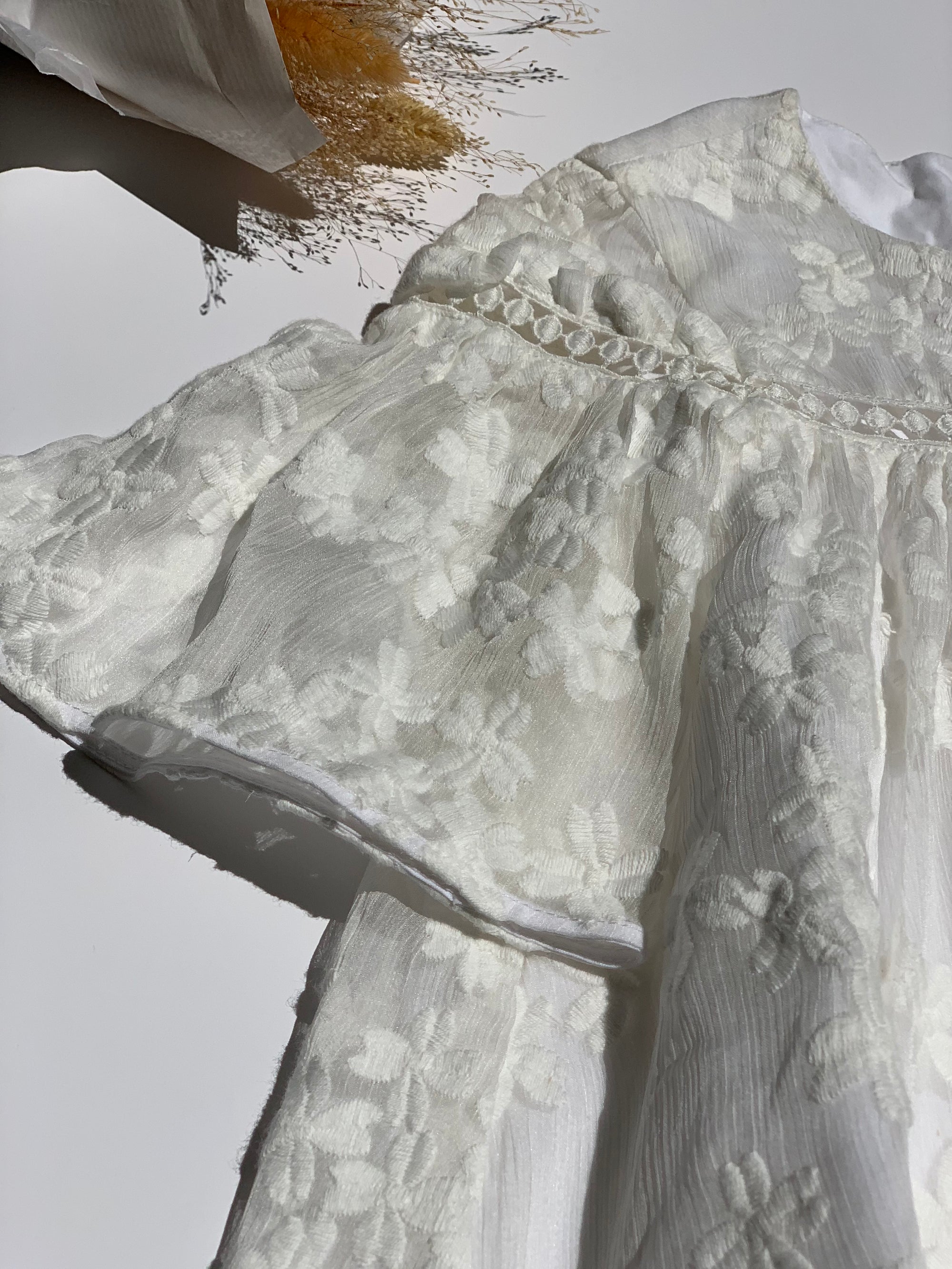 Robe Tartine et Chocolat en mousseline craie et fleurs brodées 4 ans